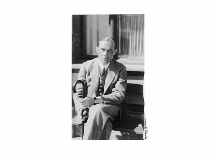 Erich Maria Remarque
,,Im Westen nichts Neues" ●
Einleitung
Remarque
Inhaltsangabe
Charakterisierung
• Besonderheiten des Textes
●
• Botscha