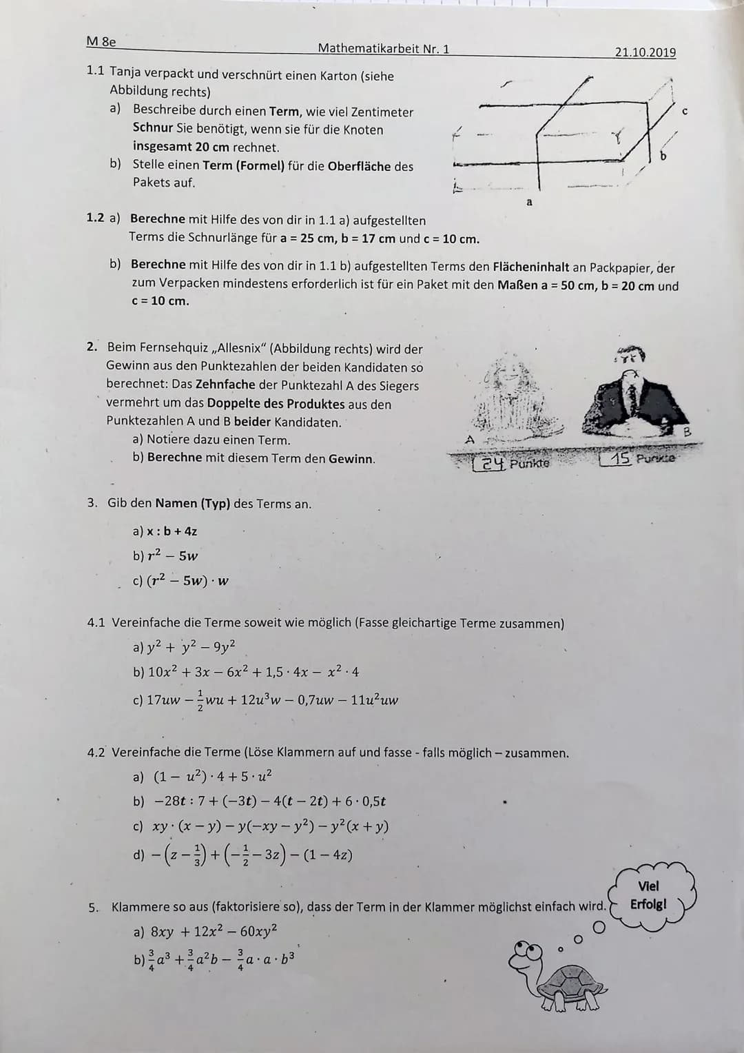 M 8e
Mathematikarbeit Nr. 1
1.1 Tanja verpackt und verschnürt einen Karton (siehe
Abbildung rechts)
a) Beschreibe durch einen Term, wie viel