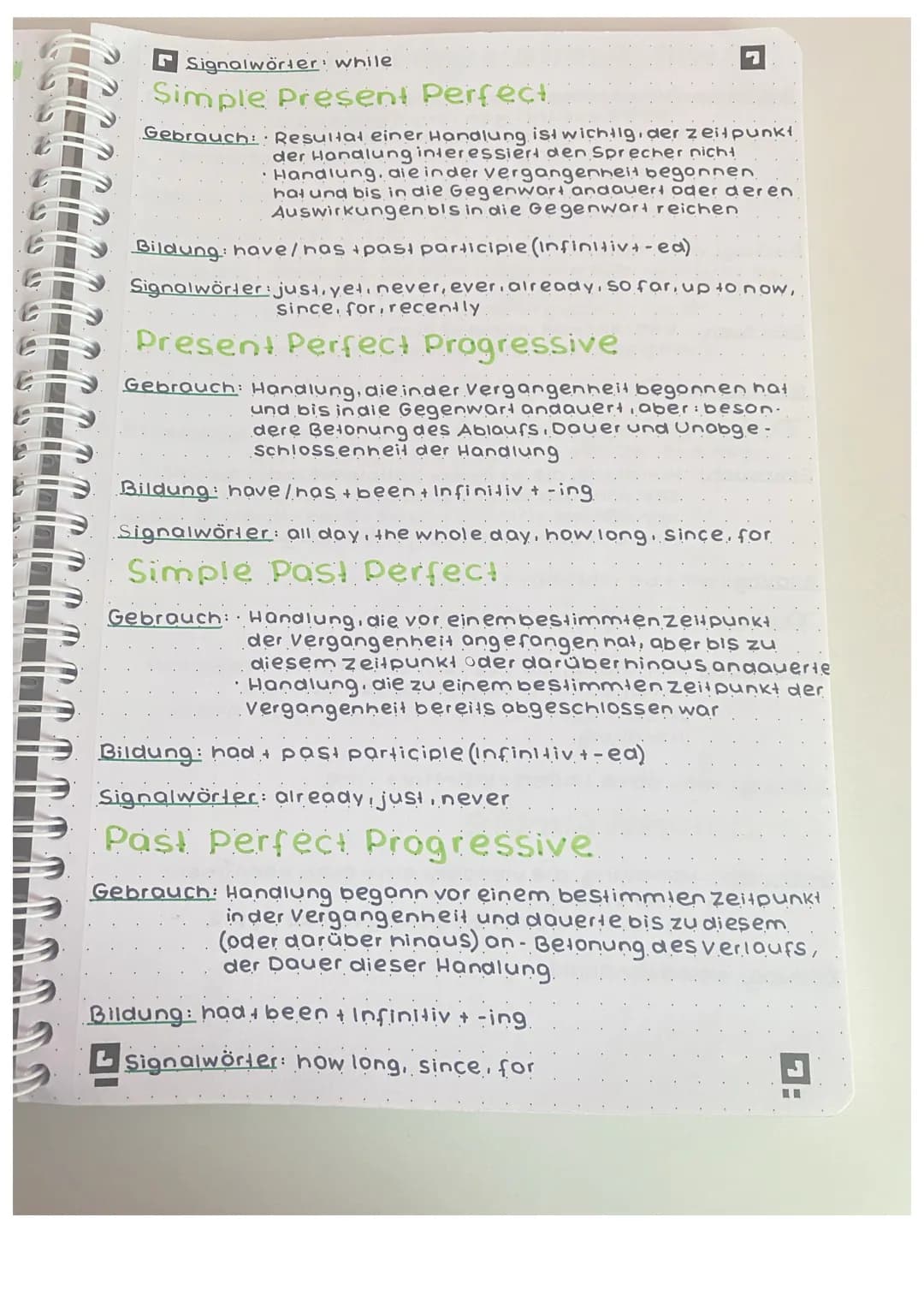 ZEITFORMEN
Simple Present
Gebrauch: regelmäßig wiederholte oder gewohnheitsmäßige
Handlung
Handlungsfolgen.
allgemeingültige Feststellungen.