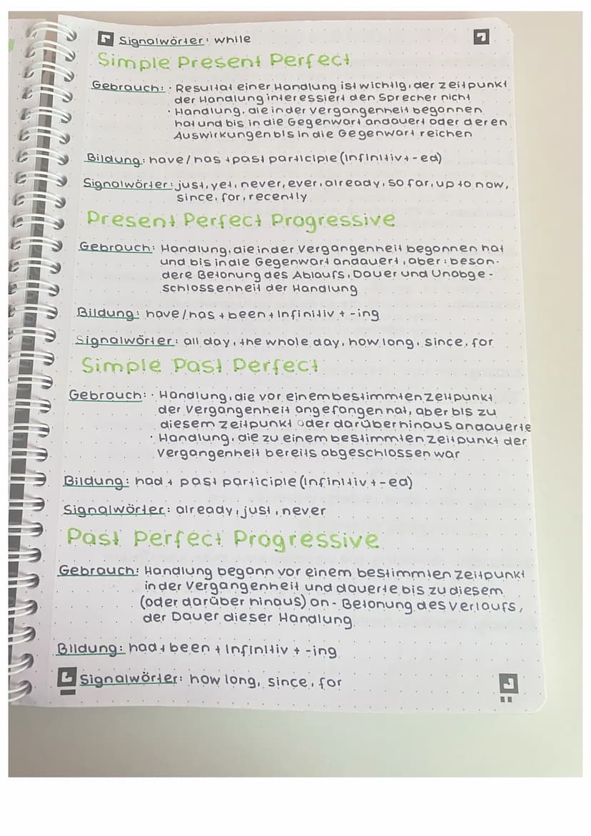 ZEITFORMEN
Simple Present
Gebrauch: regelmäßig wiederholte oder gewohnheitsmäßige
Handlung
Handlungsfolgen.
allgemeingültige Feststellungen.