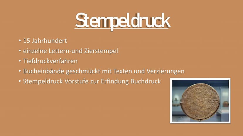 Adaa ohime 23
Damen
D
000
Der Buchdruck Gliederung
Zeit vor dem Buchdruck
• Drucktechniken
•
Papierherstellung
• Holzschnitt
Stempeldruck
De