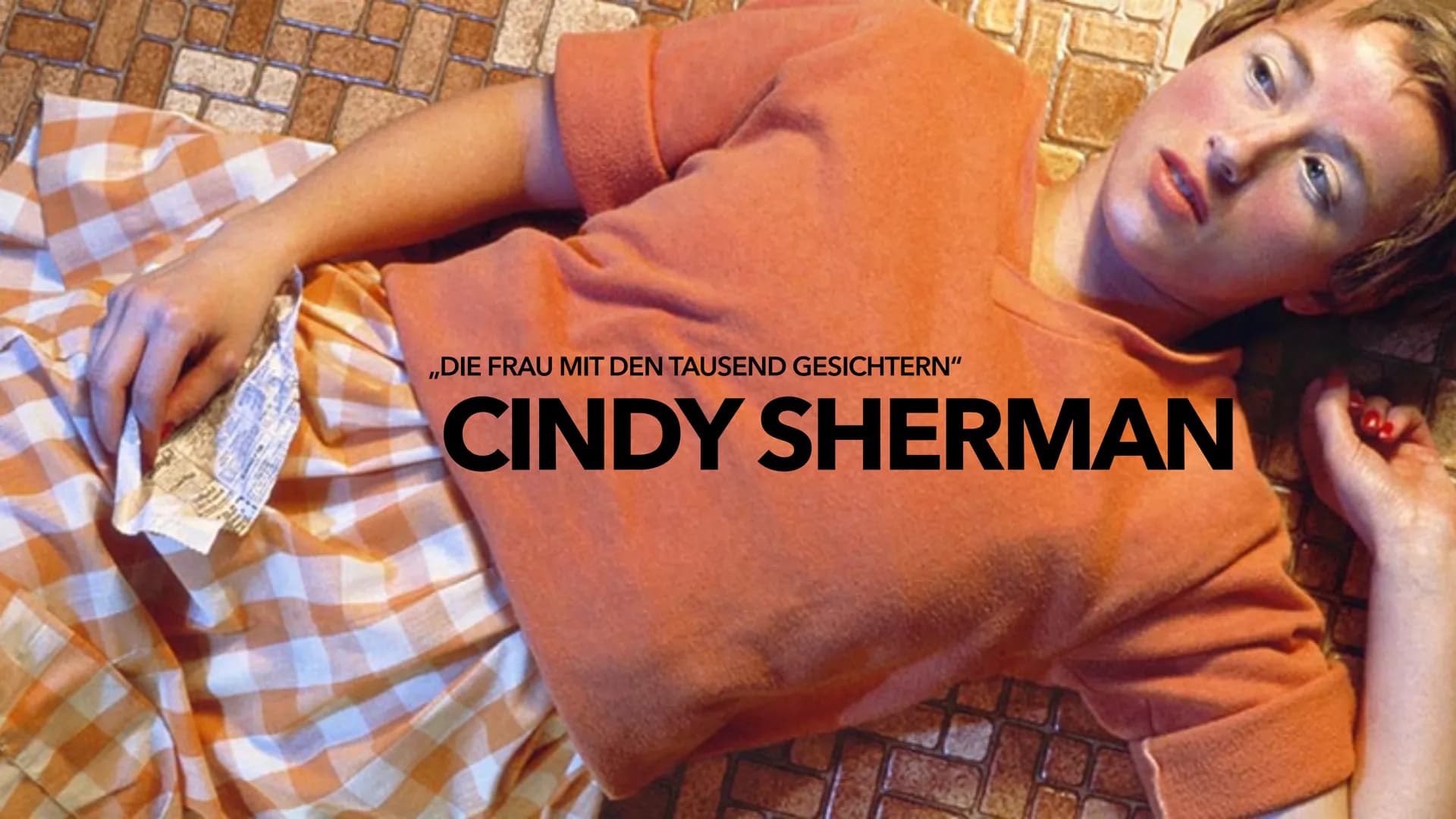 ,,DIE FRAU MIT DEN TAUSEND GESICHTERN"
CINDY SHERMAN BIOGRAFIE
- voller Name: Cynthia ,,Cindy" Morris Sherman
- geboren am 19. Januar 1954 i