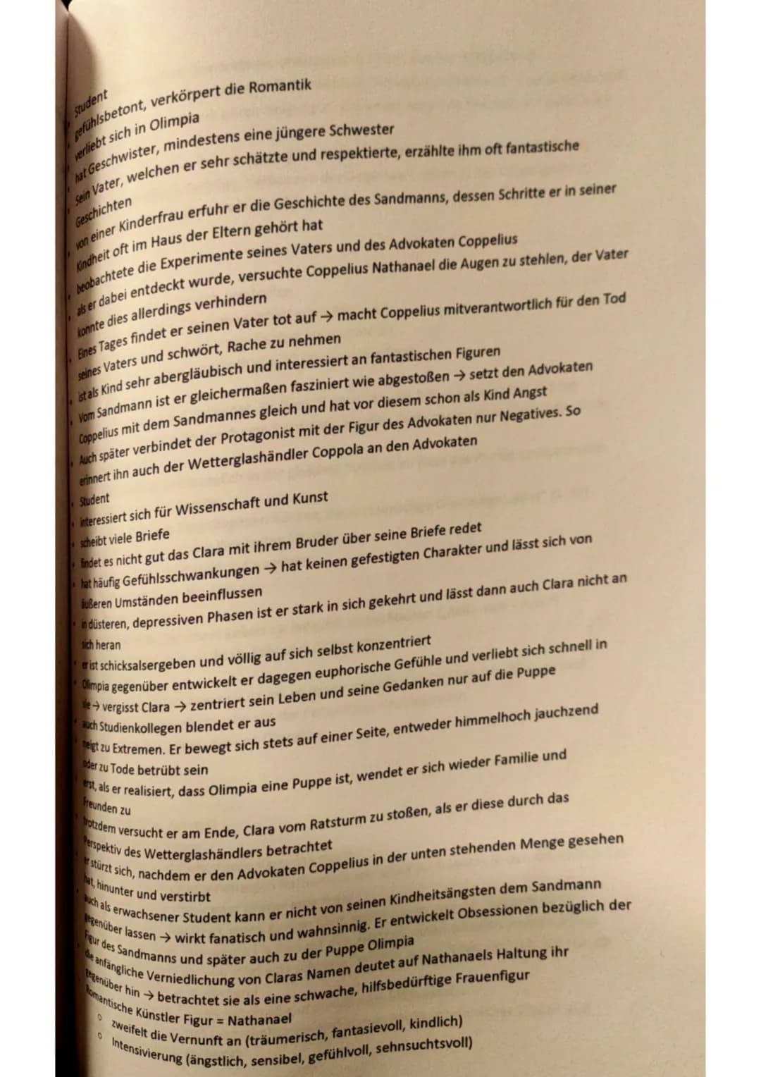 DER SANDMANN
Das Kunstmärchen handelt von dem Studenten Nathanael, der wegen eines Kindheitstrauma
nicht mehr richtig zwischen der Realität 