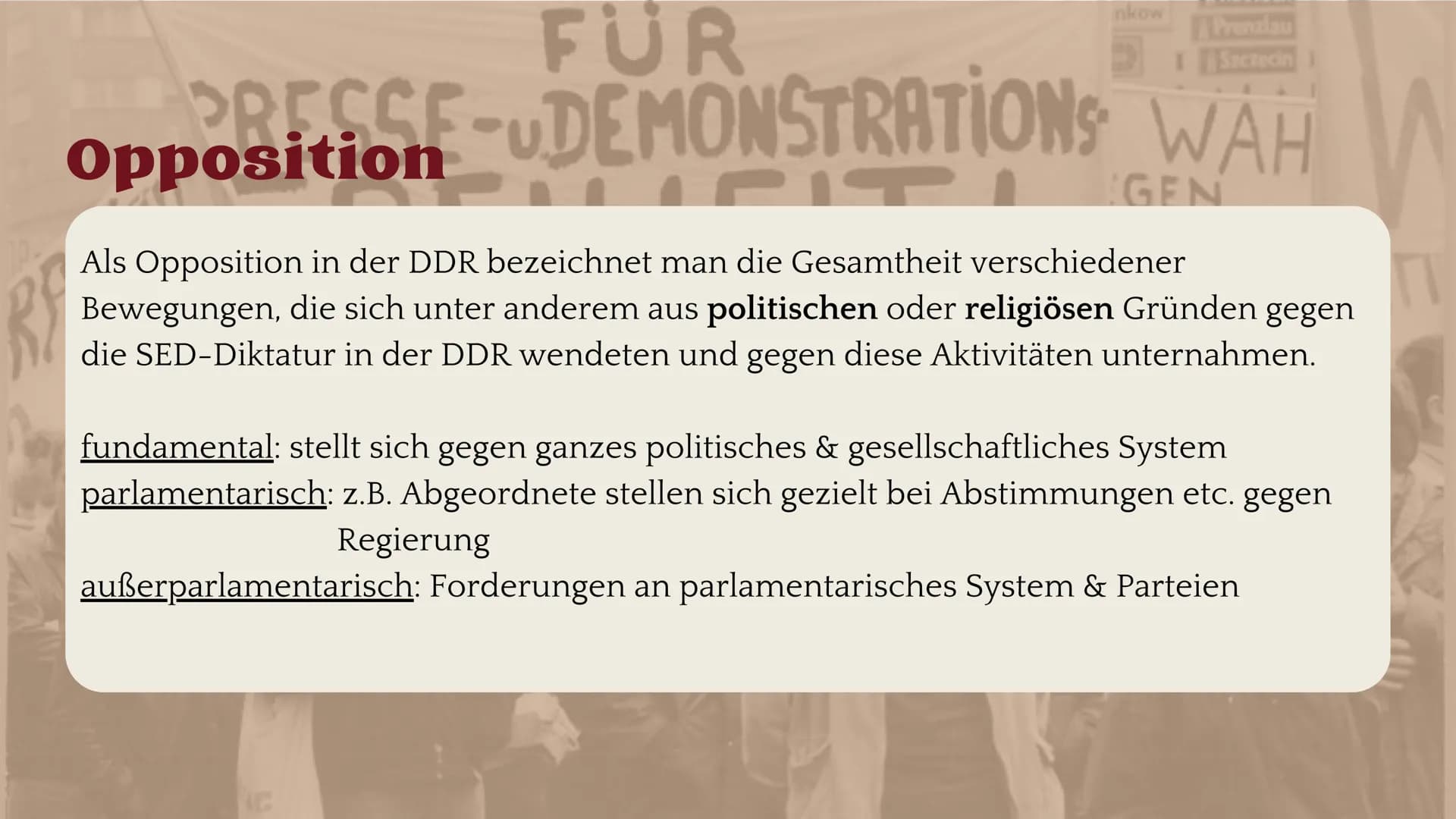 Oppositionen
in der DDR • 17. Juni 1953 Volksaufstand blutig niedergeschlagen-> Mehrheit wollte keine
kommunistische Herrschaft
Vorgeschicht