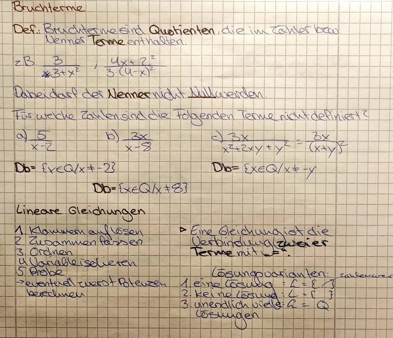 Terme sind sinnvolle Zusammensetzungen die aus
Zahlen, Rechenzeichen, Variablen, Klamman, Bruck-
strichen oder Wurzelzeichen bestehen.
Terme