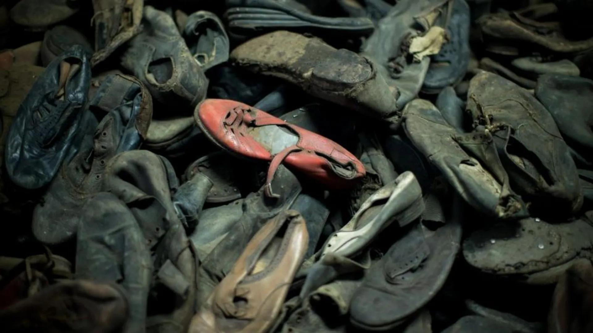  Konzentrationslager 1. Allgemein
1.1 Definition
1.2 Geschichte
2. Täter
3. Häftlinge und Opfer

Gliederung

4. Kz Anzug
5. Arten von Konzen