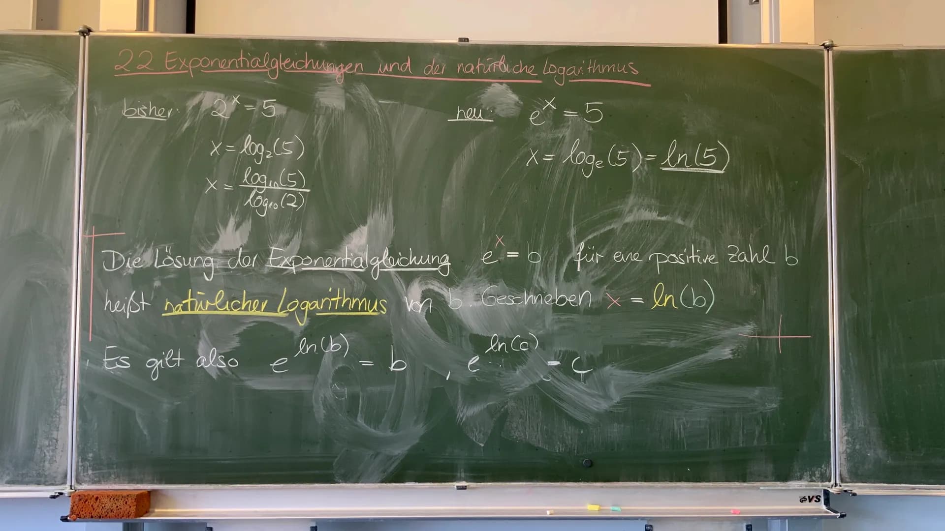 Exponentialgleichungen und der
A natürliche Logarithmus
+
Exponentialfunktionen
mit Parametern 22 Exponentialgleichungen und der natürliche 