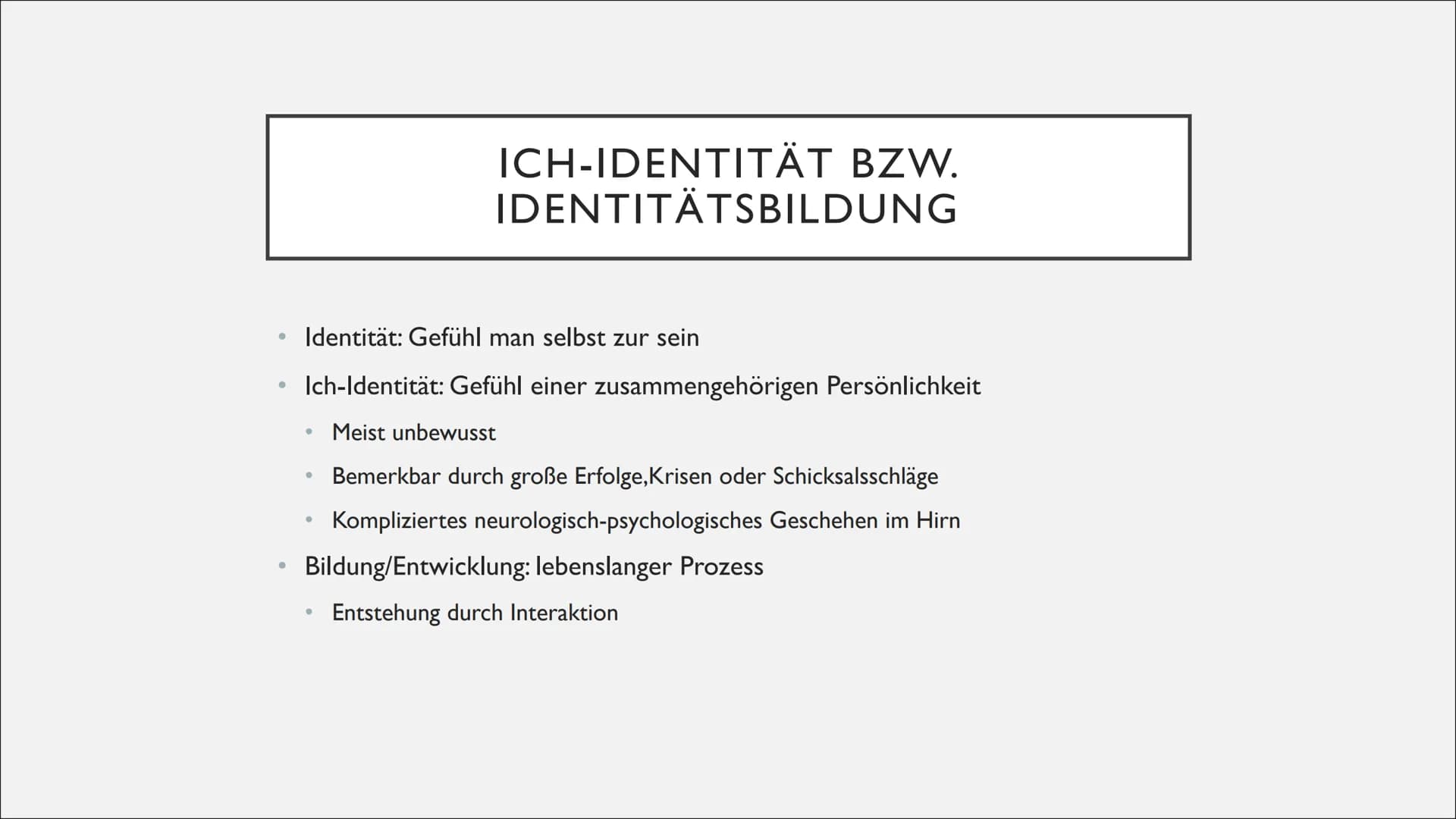 ERIKSONS PSYCHOSOZIALER
ERKLÄRUNGSANSATZ
Eine Präsentation von Lilith INHALTSVERZEICHNIS
Erik H. Erikson
Kritik an Freud
Ich- Identität bzw.