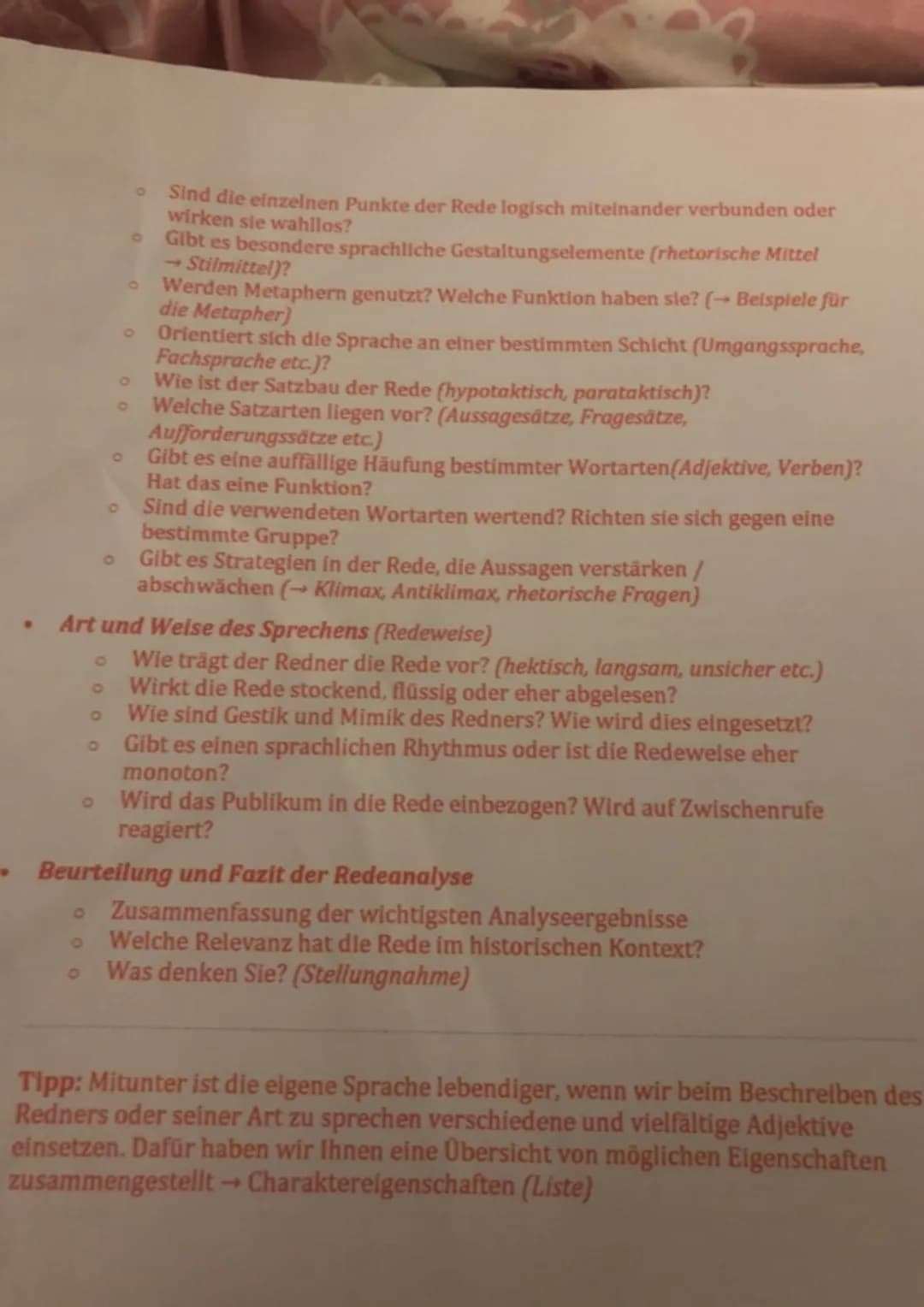 Einleitung der Redeanalyse
•
Formale Merkmale (knapp angeben!)
Wer halt die Rede? (Redner)
O
O
O
O
O
Redesituation
Ist der Ort der Rede beso