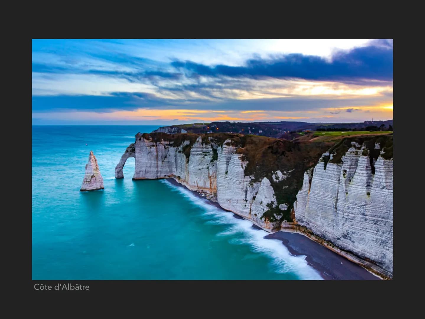 ,,Des vacances en Normandie
vous feront découvrir de
magnifiques plages, de puissants
châteaux et d'impressionnants
châteaux. Les vacanciers