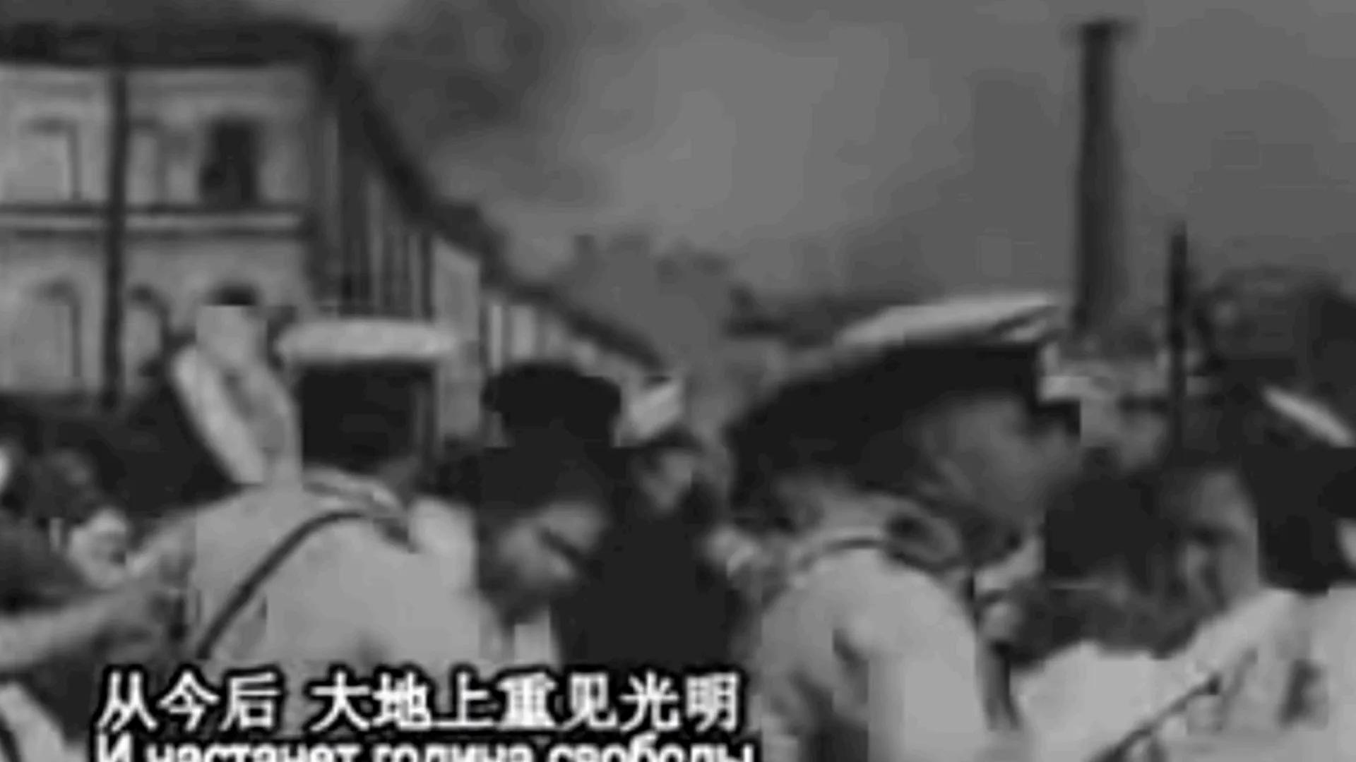 从今后 大地上重见光明
И настанет година свободы КОРМИТЕ
ДЪТЕЙ
ЗАСЧИТИКОВЬ
РОДЫ

ПРИБАВКУ ПАЙКА
СЕМЬЯМЪ СОЛДАТЬ
ЗАЩИТНИКАМЪ СВОБОДЫ
И НАРОДНОГО MIPA

D