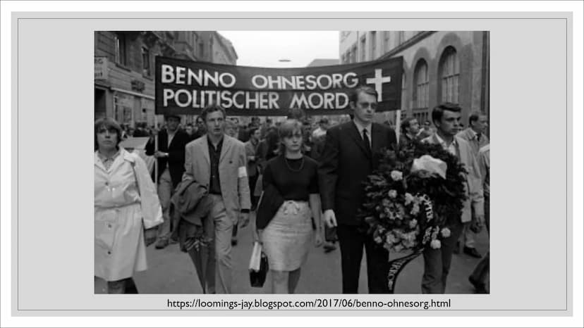 1968
BILD
WELT
STUDENTEN
MORD
bilst
ht
Sch
Kn
11
DIE 1968ER-
BEWEGUNG
Von Sarah Huber
- Gliederung
1.Was ist die 68er-Bewegung
2.Ursachen
3.