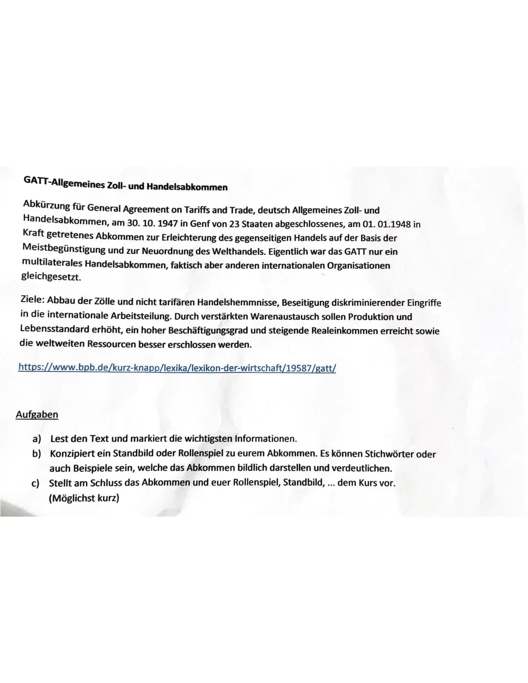 Freihandel:
• Ungehemmter Handel zwischen Volkswirtschaften, in welchen sich durch Arbeitsteilung und
freien Wettbewerb komparative Kostenvo
