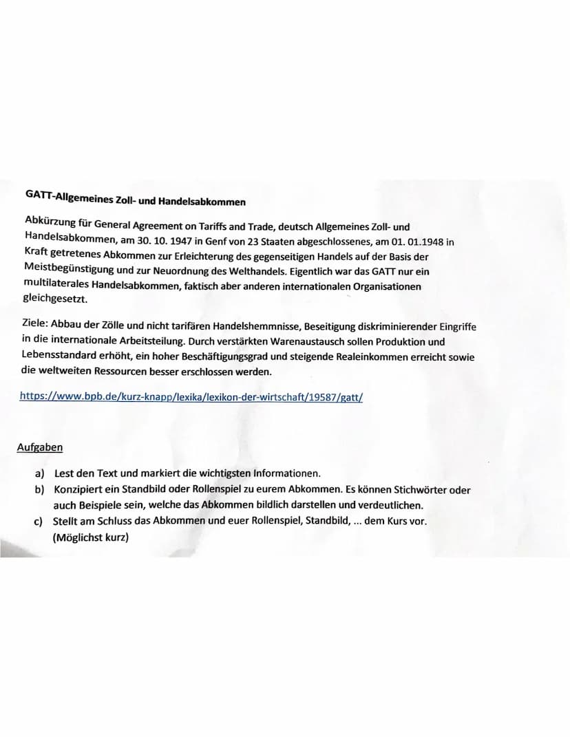 Freihandel:
• Ungehemmter Handel zwischen Volkswirtschaften, in welchen sich durch Arbeitsteilung und
freien Wettbewerb komparative Kostenvo