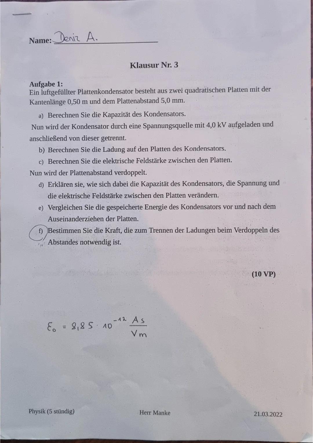 Name: Deniz A.
Aufgabe 1:
Ein luftgefüllter Plattenkondensator besteht aus zwei quadratischen Platten mit der
Kantenlänge 0,50 m und dem Pla