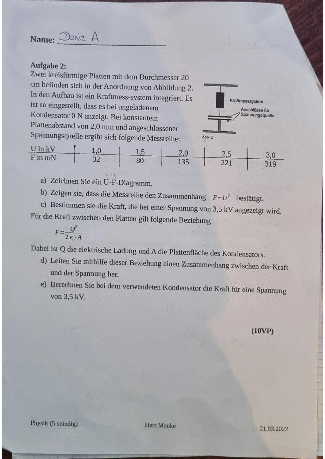 Name: Deniz A.
Aufgabe 1:
Ein luftgefüllter Plattenkondensator besteht aus zwei quadratischen Platten mit der
Kantenlänge 0,50 m und dem Pla