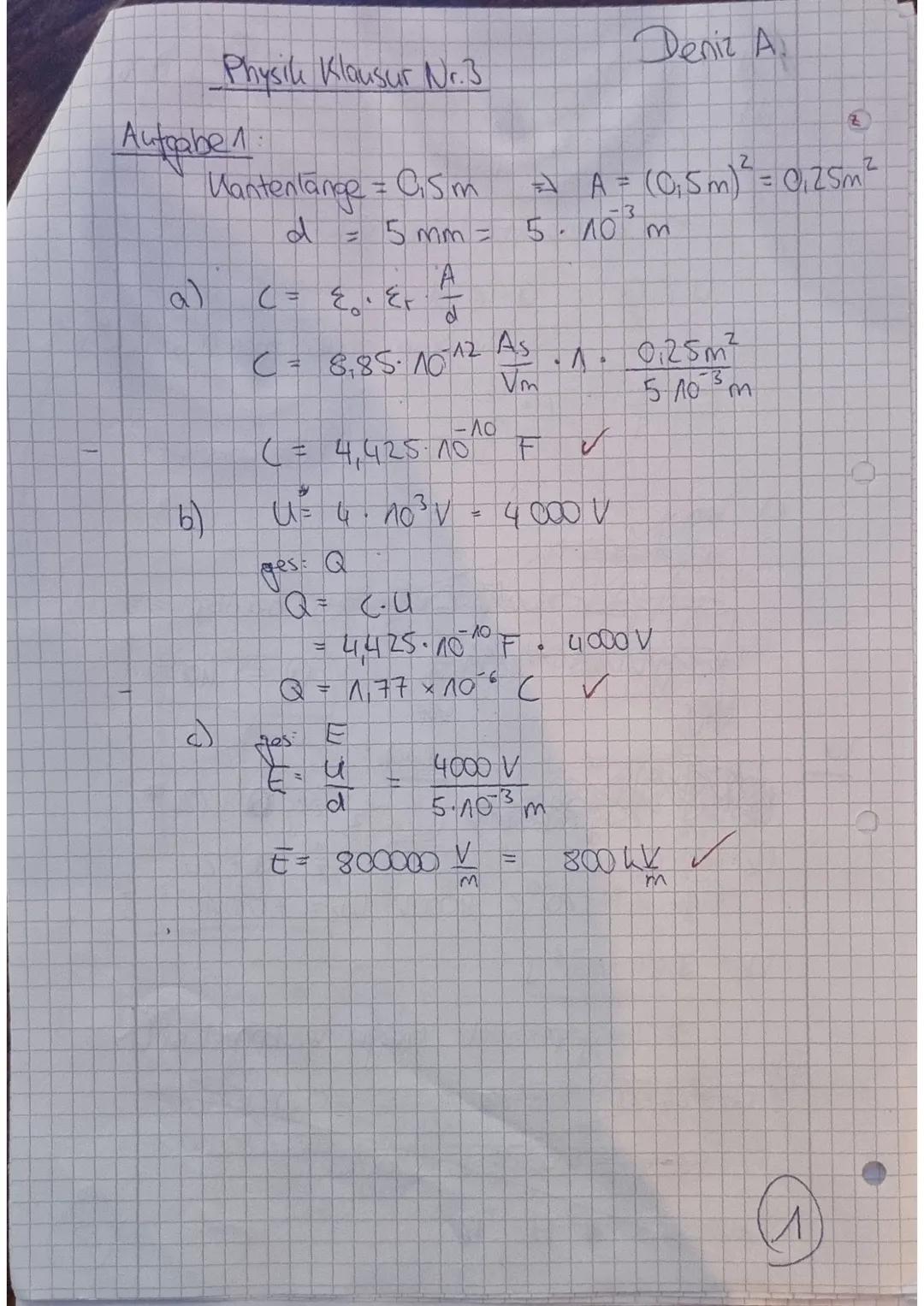 Name: Deniz A.
Aufgabe 1:
Ein luftgefüllter Plattenkondensator besteht aus zwei quadratischen Platten mit der
Kantenlänge 0,50 m und dem Pla