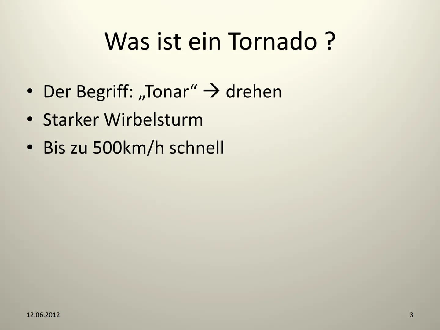 Tornados
12.06.2012
NWT- GFS
1 Gliederung
1) Was ist ein Tornado ?
- Unterschied Tornado - Hurrikane
2) Entstehung eines Tornados
- Kennwert