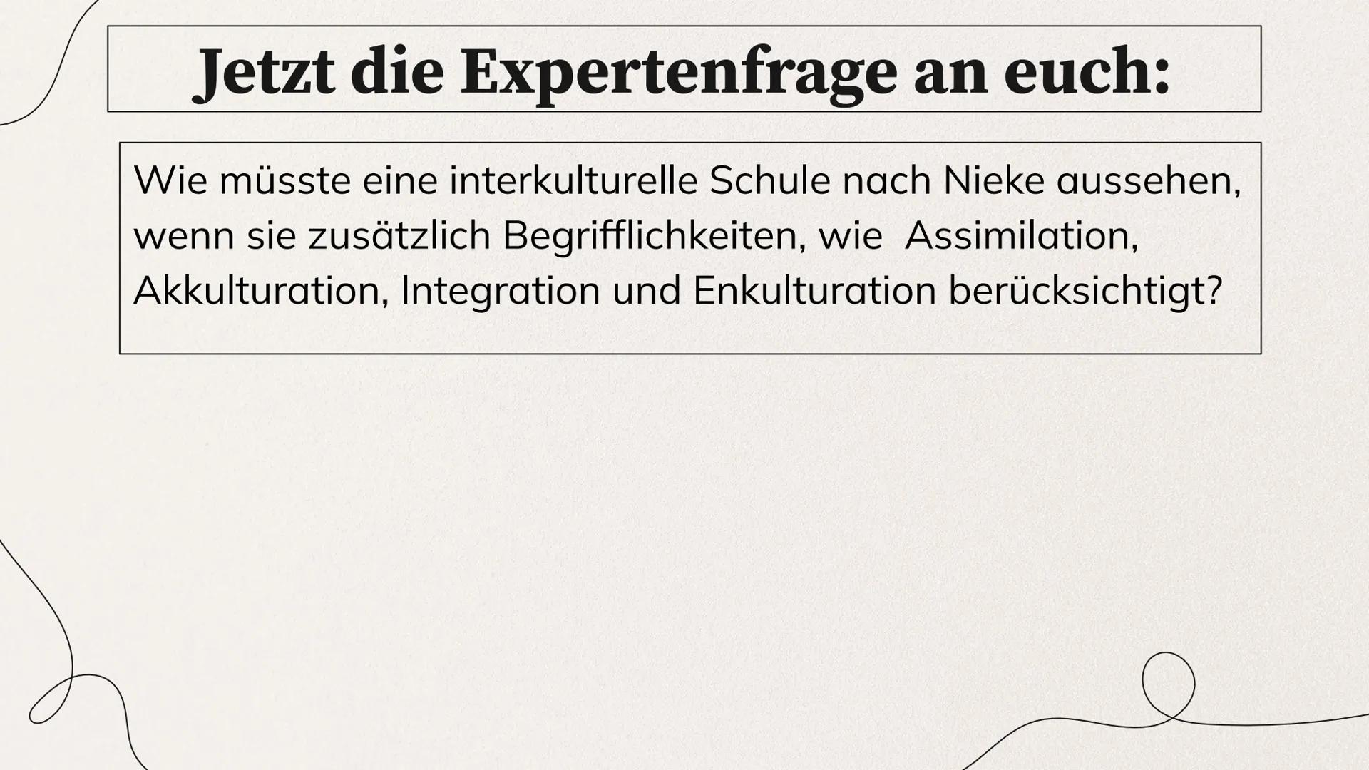 INTERKULTURELLE
PÄDAGOGIK
Allgemeines zum Thema & die Theorie nach
W. Nieke 1. Definition
2. Entstehung der interkulturellen Pädagogik
3. En