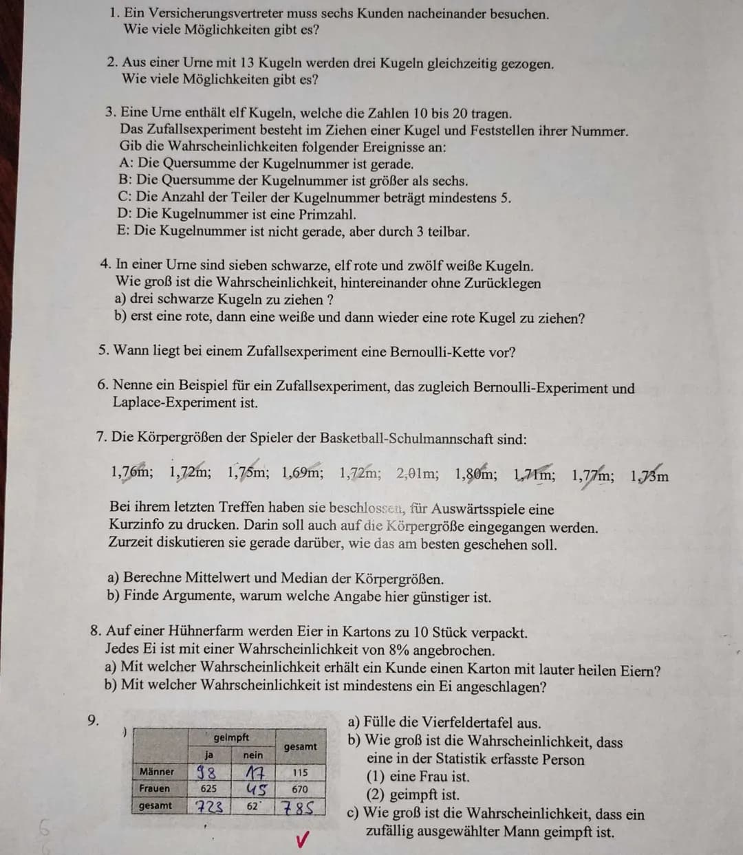 1. Ein Versicherungsvertreter
muss sechs Kunden nacheinander besuchen.
Wie viele Möglichkeiten gibt es?
2. Aus einer Urne mit 13 Kugeln werd