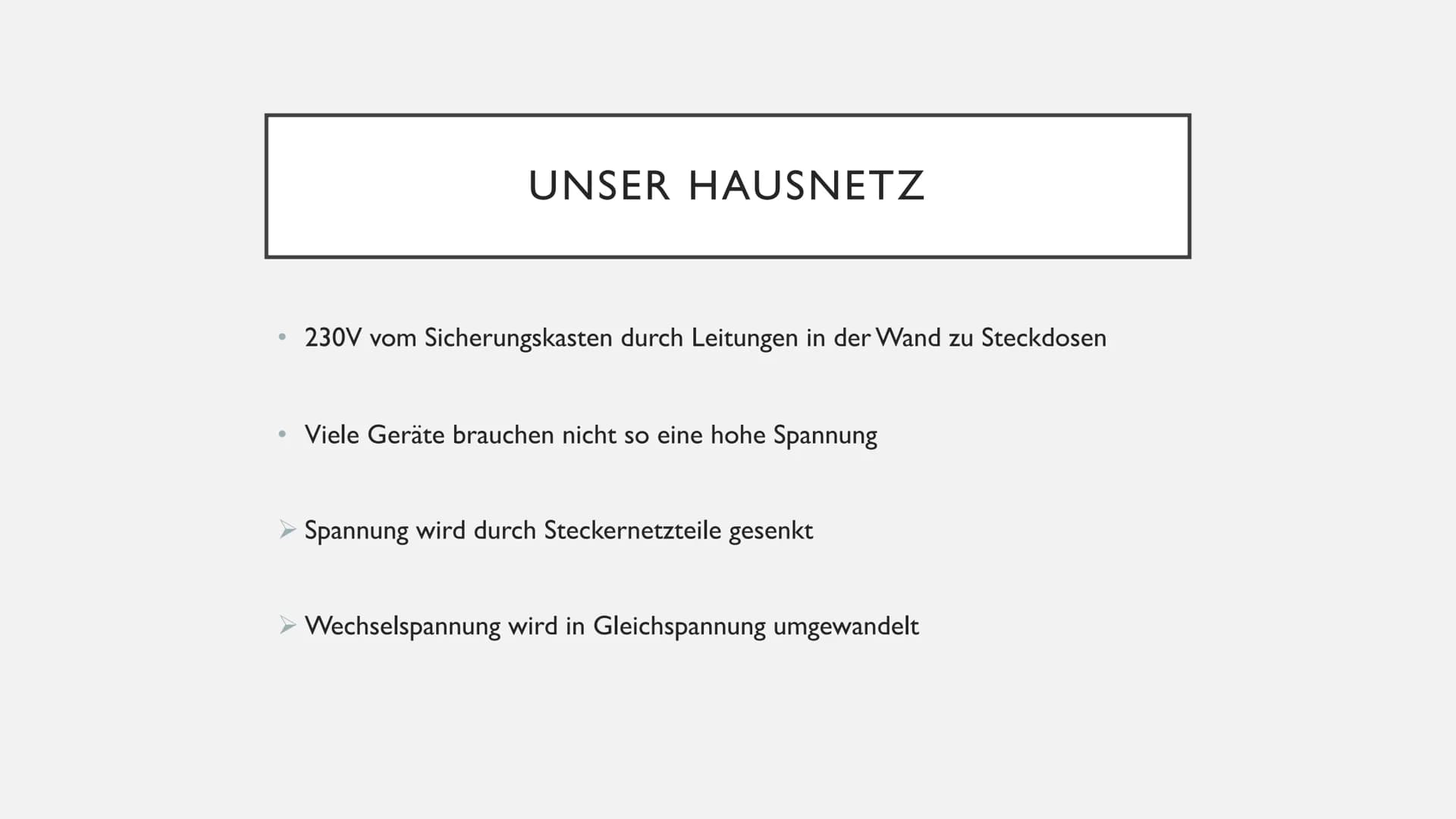 DAS STROMNETZ
Physik Präsentation Kraftwerk
Strom gelangt ins
Stromnetz
WIE KOMMT DER STROM IN DIE
STECKDOSE?
-Übertragungsnetz
-220-380 kV
