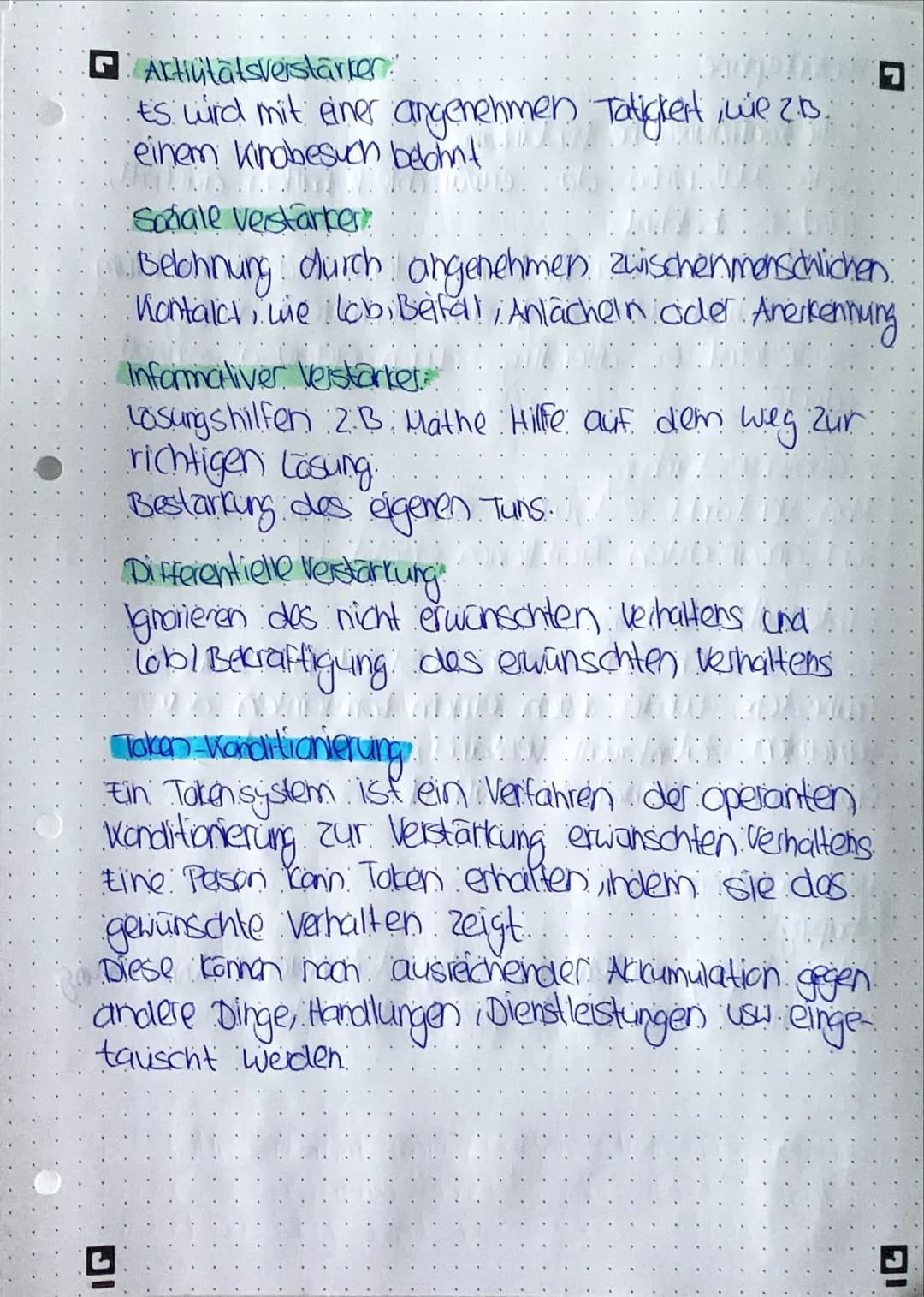 Beim operanten Konditionieren spielt nur das
beobachtete Verhalten eine Rolle.
Bei dieser Art des lomens geht es darum,
dass die konsequenze