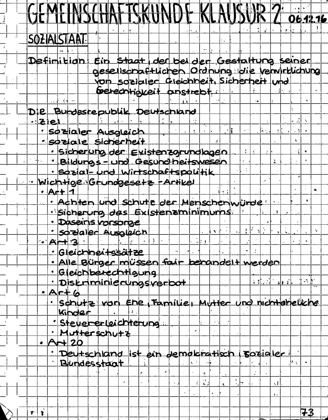 +
+
GEMEINSCHAFTSKUNDE KLAUSUR 2 06.12.16
SOZIALSTAAT
Definition: Ein Staat, der bei der Gestaltung seiner
gesellschaftlichen Ordnung die ve