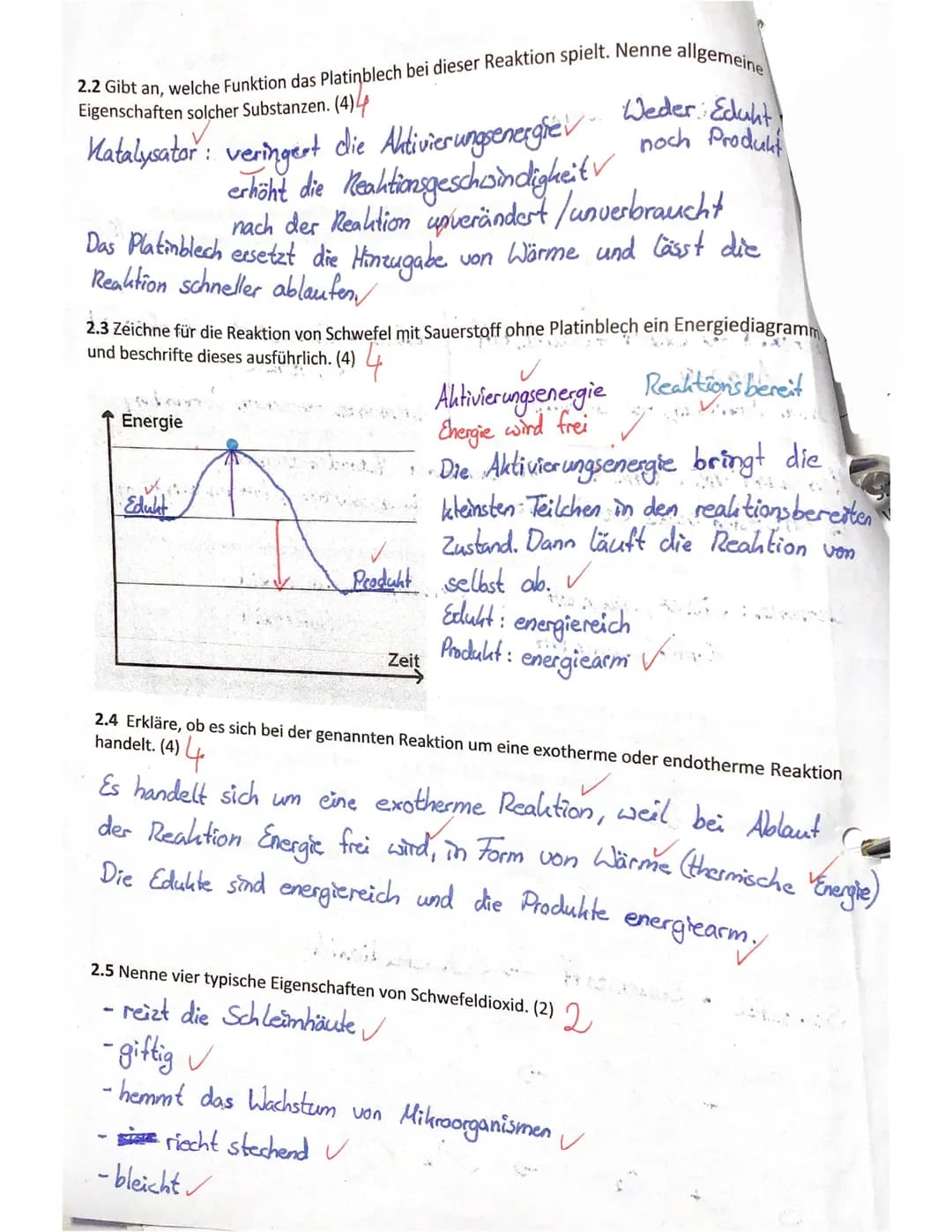 8 c Chemie
Name:
Elisa
1. Silberoxid (schwarz) zerfällt beim Erhitzen in Silber (metallisch glänzend) und Sauerstoff
(farbloses Gas). Kupfer