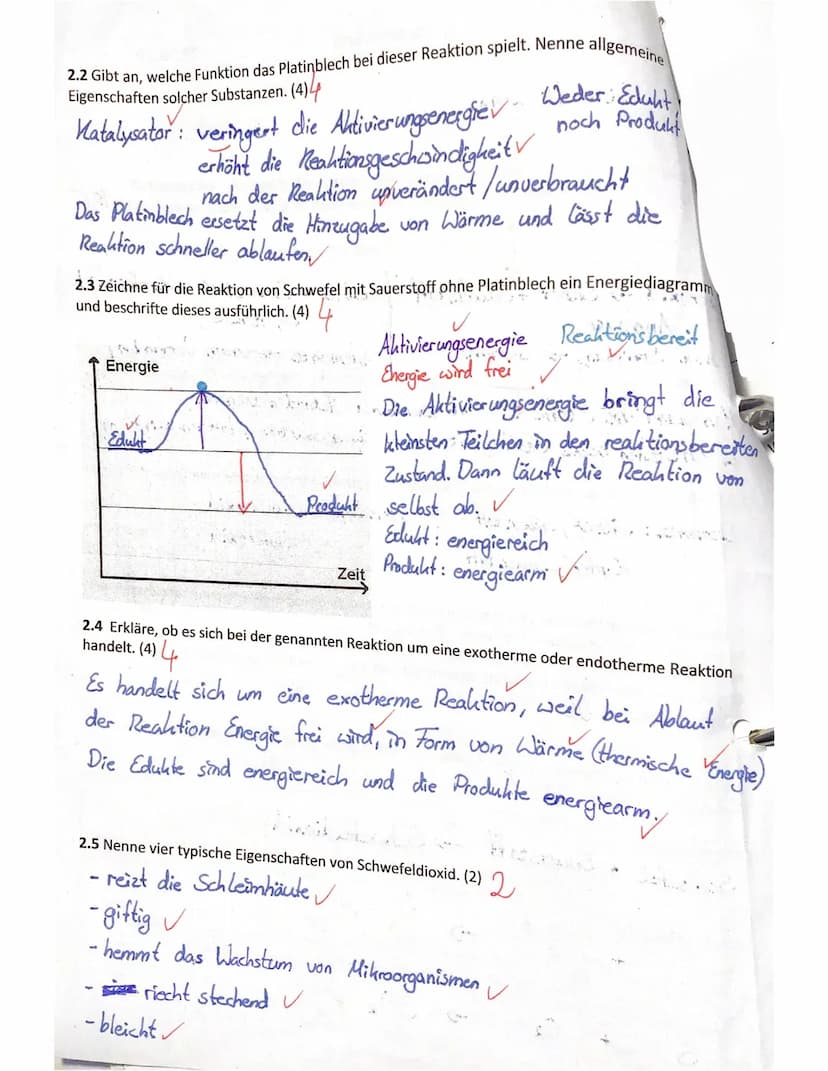 8 c Chemie
Name:
Elisa
1. Silberoxid (schwarz) zerfällt beim Erhitzen in Silber (metallisch glänzend) und Sauerstoff
(farbloses Gas). Kupfer