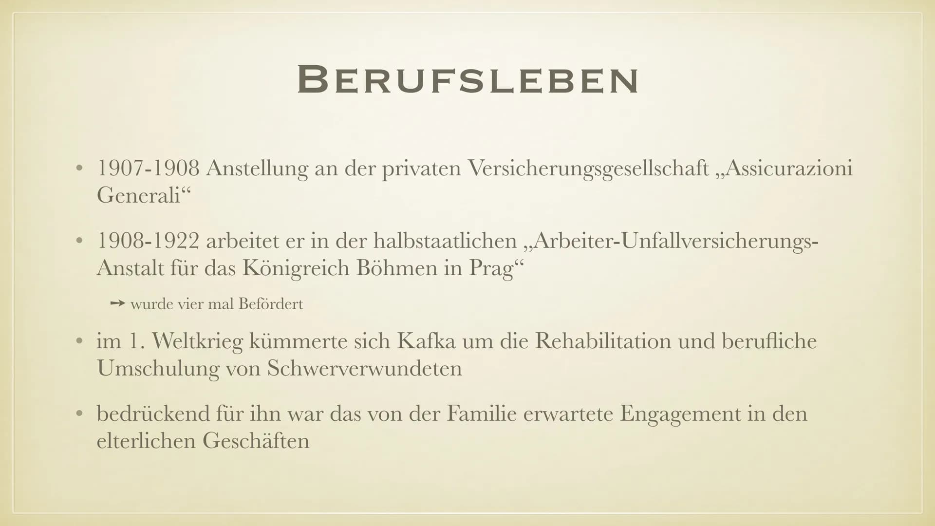 FRANZ KAFKA
BIOGRAFIE
FRIEDERIKE & SARA •
• Herkunft
●
Generelles
• Leben
●
●
●
●
Kindheit, Jugend, Ausbildung
Berufsleben
Krankheit und Tod