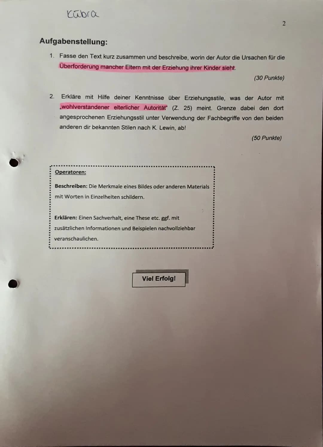 Kübra
2.
Aufgabenstellung:
1. Fasse den Text kurz zusammen und beschreibe, worin der Autor die Ursachen für die
Überforderung mancher Eltern