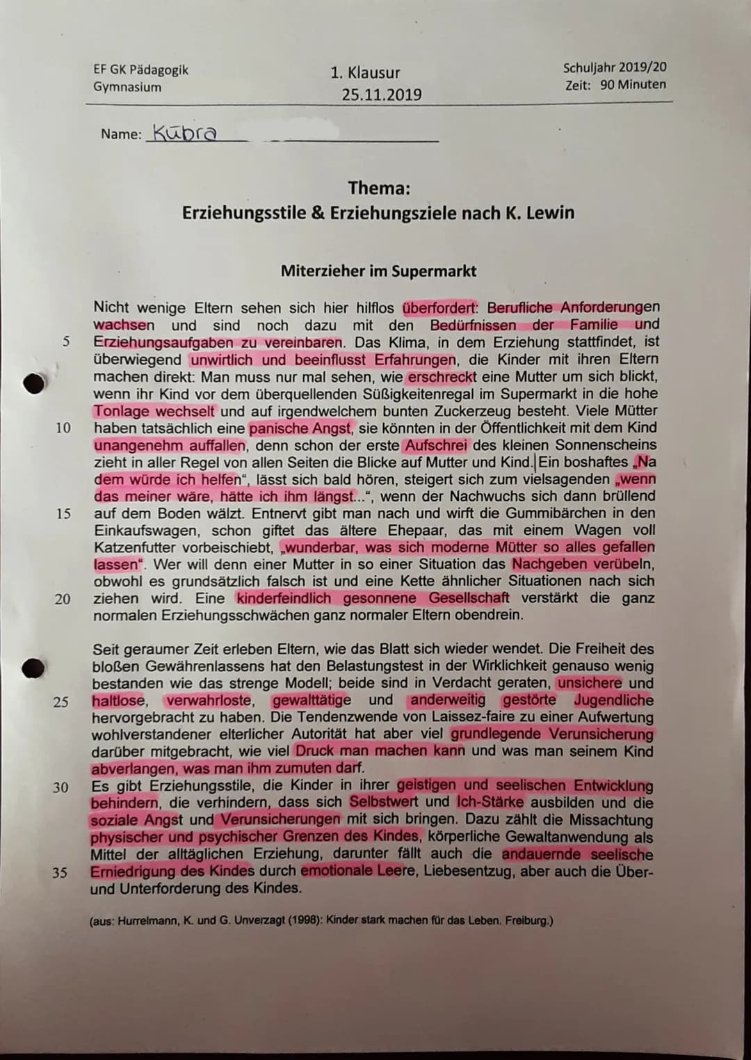 Kübra
2.
Aufgabenstellung:
1. Fasse den Text kurz zusammen und beschreibe, worin der Autor die Ursachen für die
Überforderung mancher Eltern