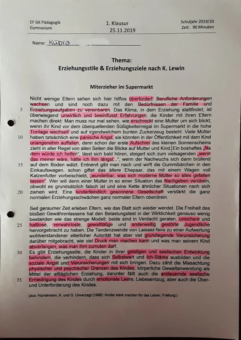 Kübra
2.
Aufgabenstellung:
1. Fasse den Text kurz zusammen und beschreibe, worin der Autor die Ursachen für die
Überforderung mancher Eltern