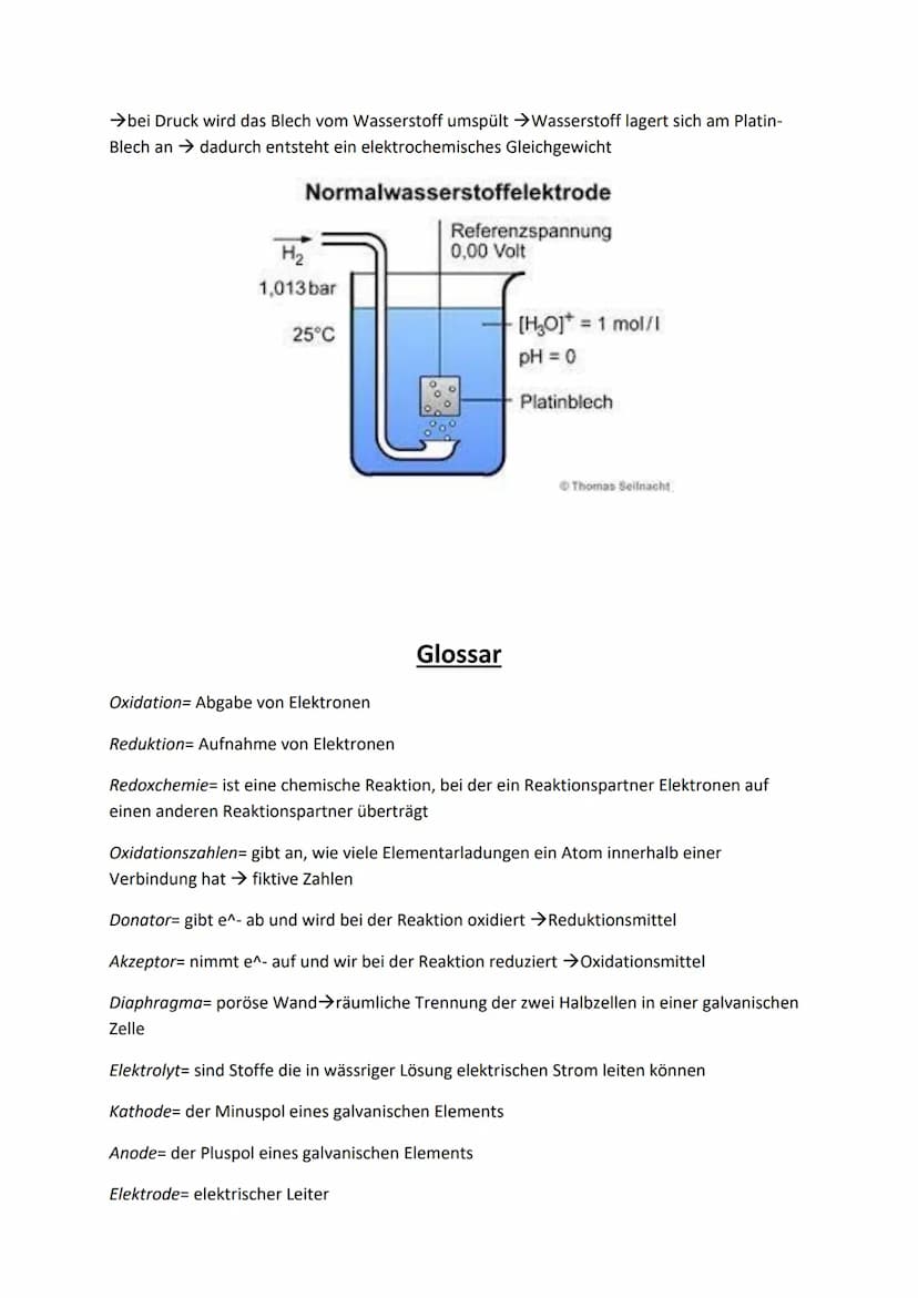 Redoxchemie:
Redoxgleichungen:
Redoxgleichungen beschreiben chemische Reaktionen, bei denen Elektronen übertragen
werden, indem sie Ausgangs