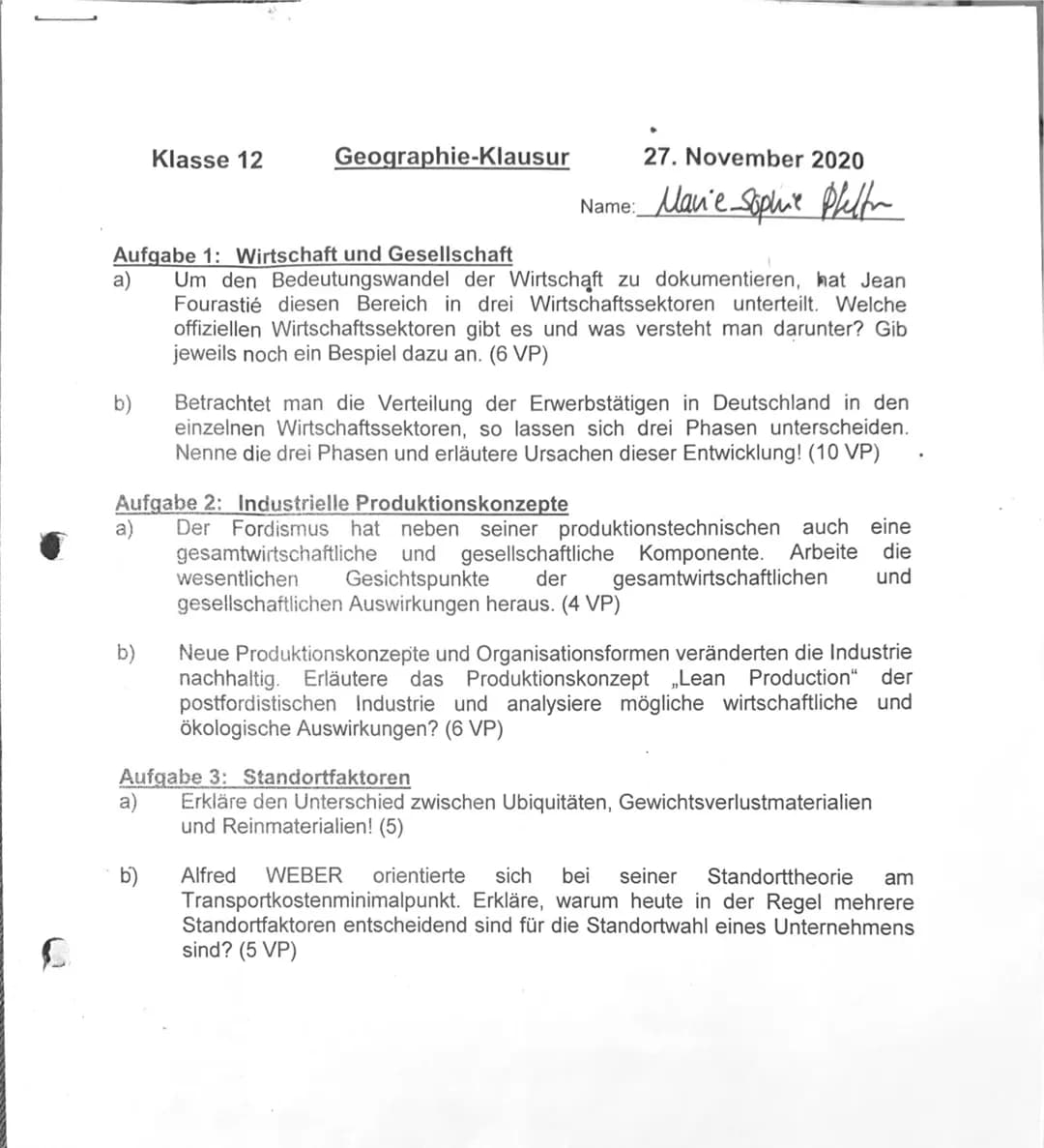 b)
Klasse 12
Geographie-Klausur
Aufgabe 1: Wirtschaft und Gesellschaft
a)
Um den Bedeutungswandel der Wirtschaft zu dokumentieren, hat Jean
