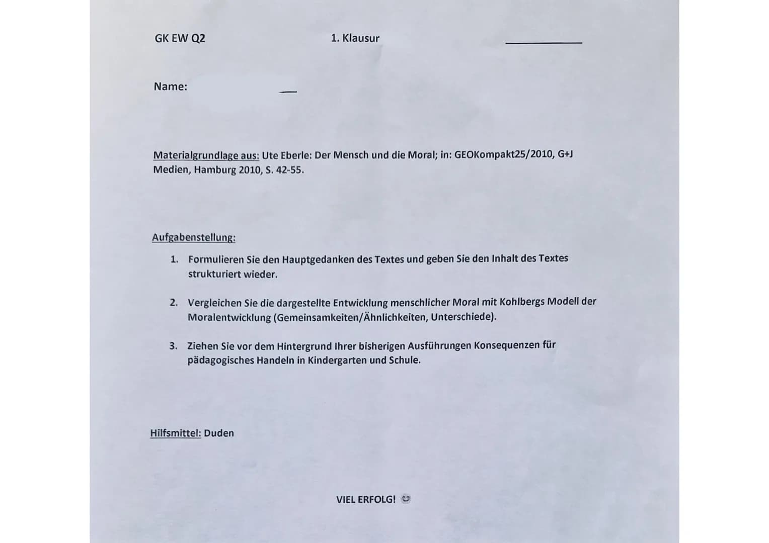 GK EW Q2
1. Klausur
Der Mensch und die Moral
Gebannt blickt der zwölf Monate alte Junge auf das
Puppenspiel, das ihm Entwicklungspsychologen