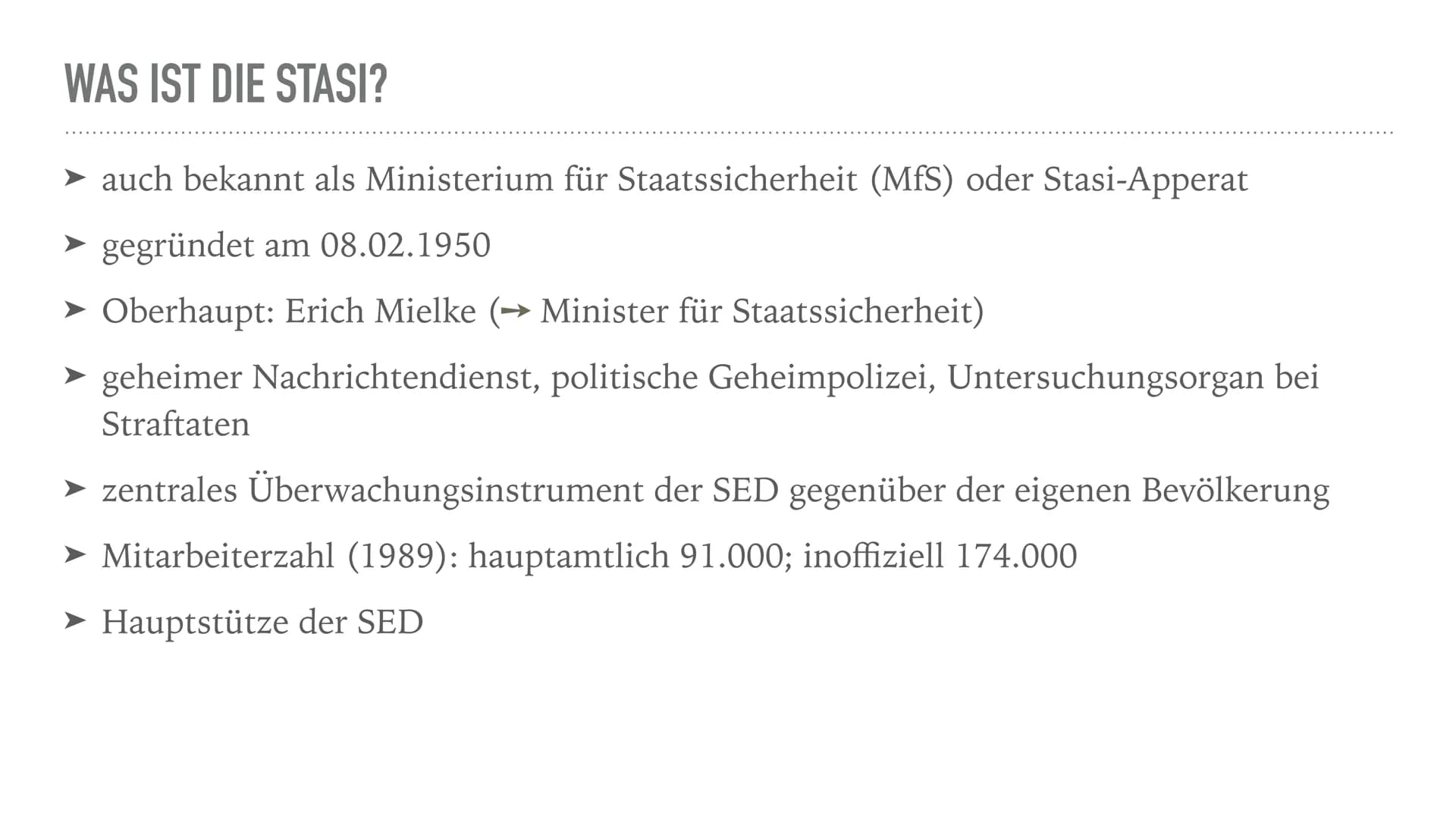 本
DAS MINISTERIUM FÜR
STAATSSICHERHEIT GLIEDERUNG
Was ist die Stasi?
Mitarbeiter der Stasi
➤ Offizielle &
Inoffizielle
➤ Westarbeit
➤ Minist