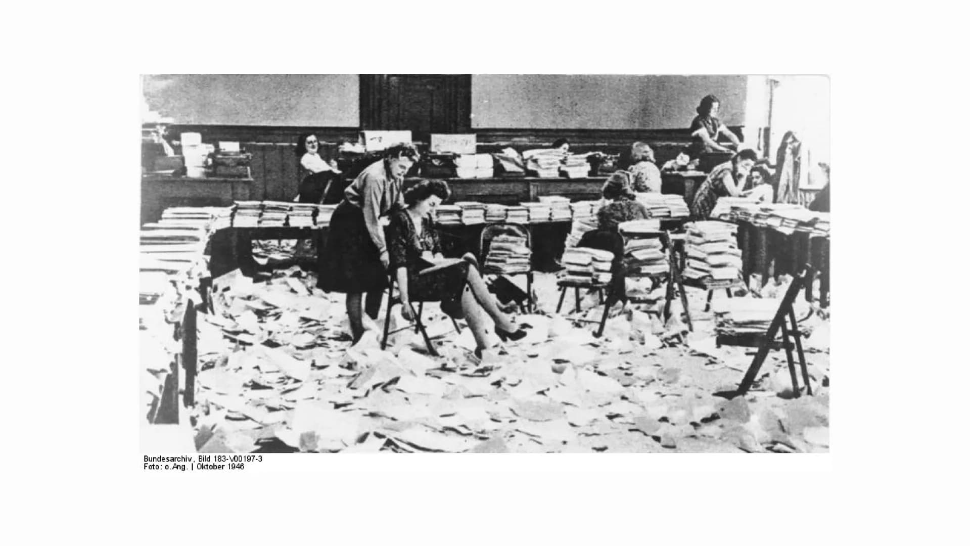 9
NÜRNBERGER PROZESSE
Nov. 1945- Apr. 1949 THEMENBEREICHE
Allgemeine Informationen
01
02
Entstehung der Prozesse
-> Ursachen
03 Durchführung