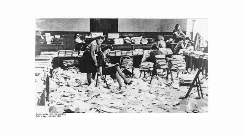 9
NÜRNBERGER PROZESSE
Nov. 1945- Apr. 1949 THEMENBEREICHE
Allgemeine Informationen
01
02
Entstehung der Prozesse
-> Ursachen
03 Durchführung