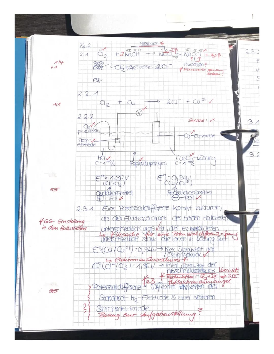 1.
Die Neutralisationstitration ist ein gängiges maßanalytisches Verfahren zur Bestimmung der Konzentra-
tion von sauren bzw. alkalischen Lö