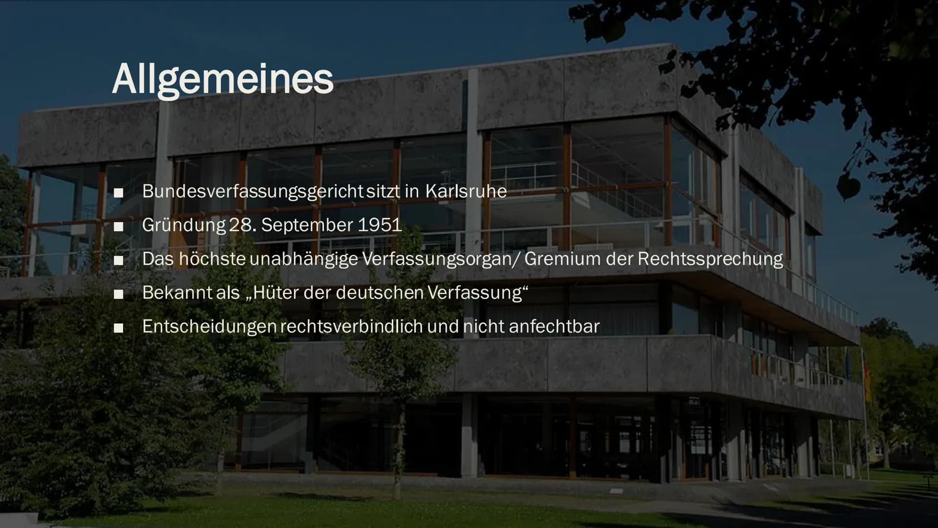 $2
BUNDESVERFASSUNGSGERICHT Inhalt
■Allgemeines
■Aufgaben
■ Richter
1. Frage
■ 2. Frage Allgemeines
Bundesverfassungsgericht sitzt in Karlsr