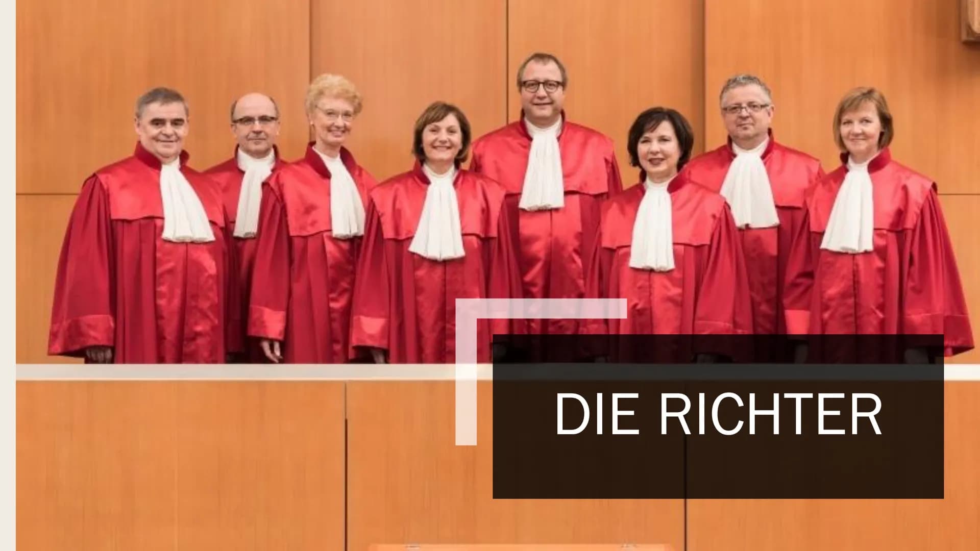 $2
BUNDESVERFASSUNGSGERICHT Inhalt
■Allgemeines
■Aufgaben
■ Richter
1. Frage
■ 2. Frage Allgemeines
Bundesverfassungsgericht sitzt in Karlsr