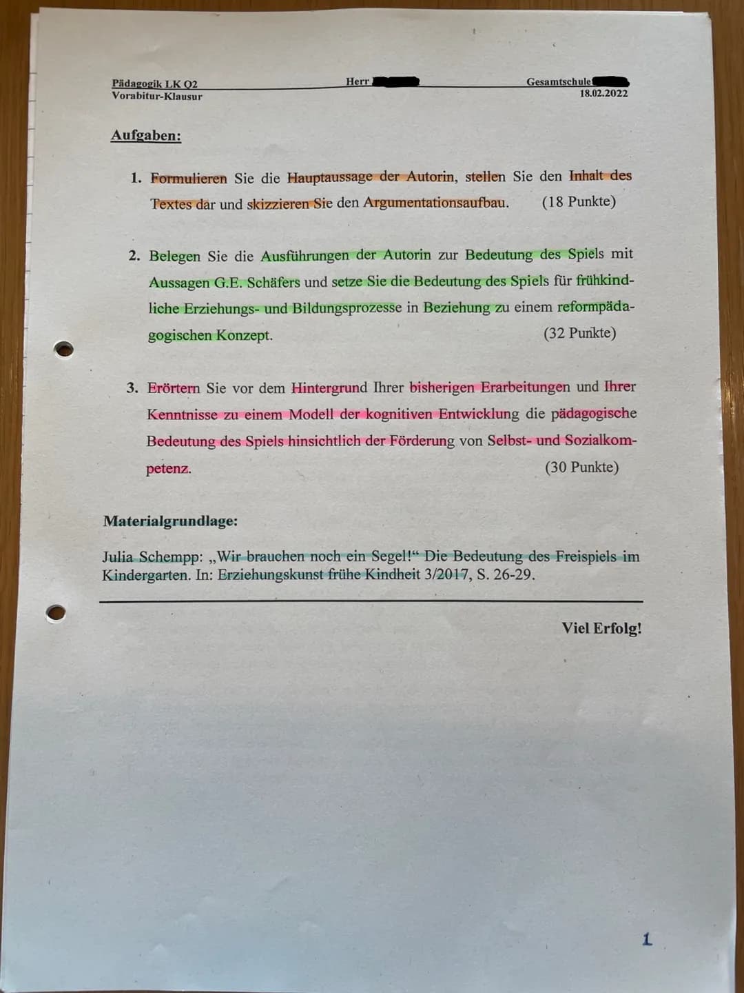 Pädagogik LK Q2
Vorabitur-Klausur
Aufgaben:
Herr
Gesamtschule
18.02.2022
1. Formulieren Sie die Hauptaussage der Autorin, stellen Sie den In