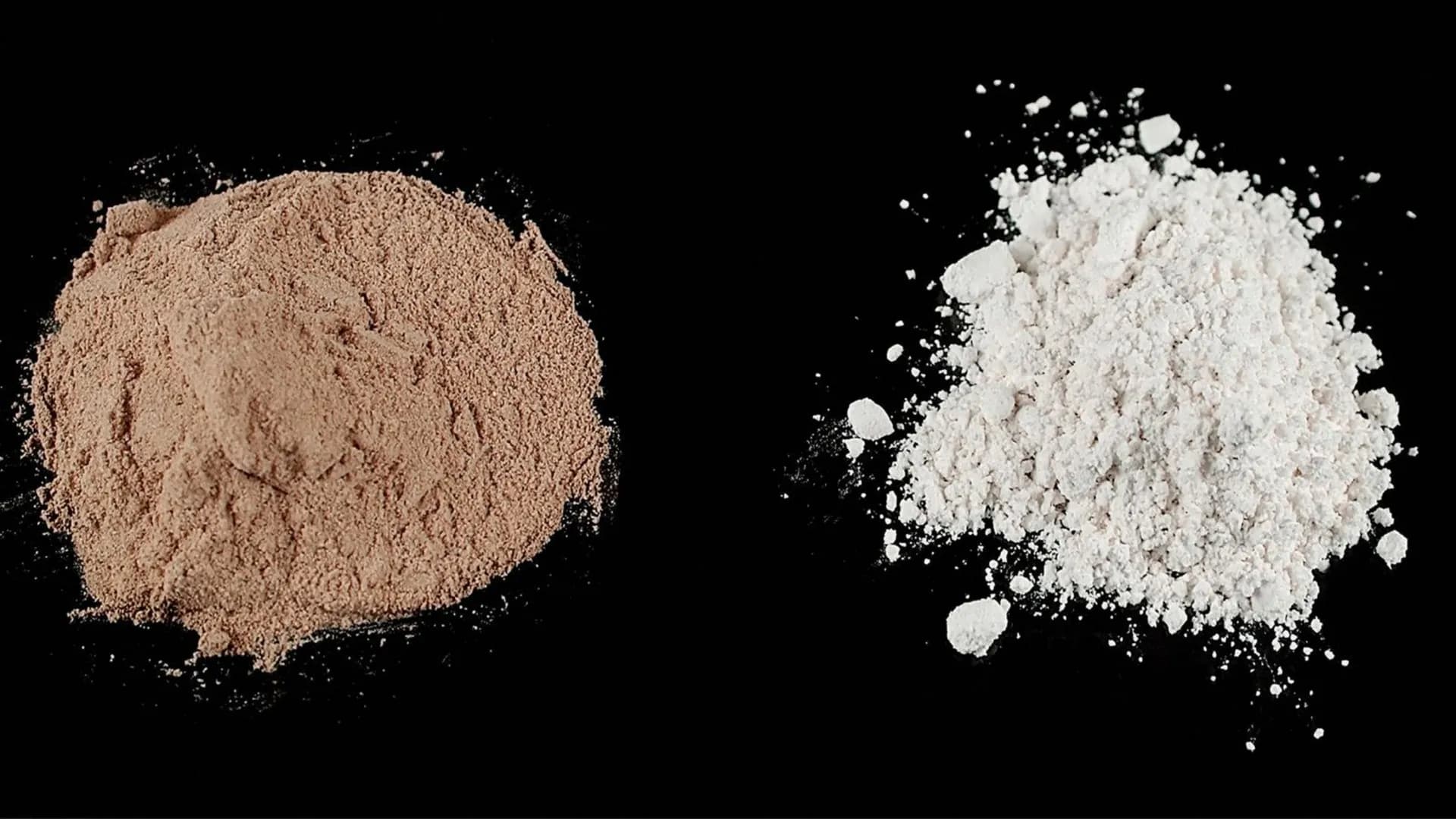 HEROIN
Eine Präsentation von Aylin GESCHICHTE VON
HEROIN
INHALTSVERZEICHNIS
HERSTELLUNG
WIRKUNG IM
KÖRPER
FOLGEN UND
AUSWIRKUNGEN
CHEMISCHE
