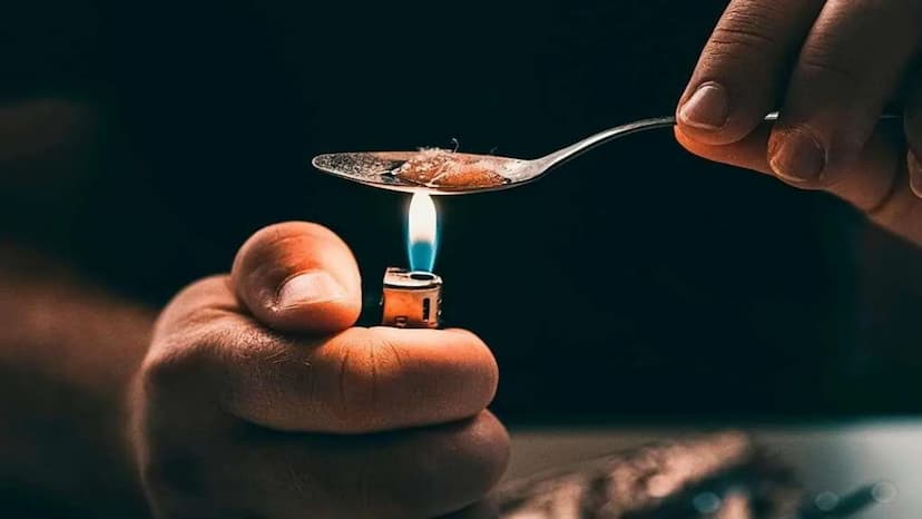 HEROIN
Eine Präsentation von Aylin GESCHICHTE VON
HEROIN
INHALTSVERZEICHNIS
HERSTELLUNG
WIRKUNG IM
KÖRPER
FOLGEN UND
AUSWIRKUNGEN
CHEMISCHE
