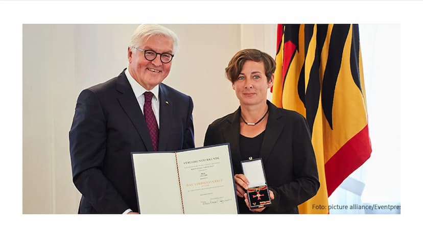 JULI ZEH
EINE AUTORIN DER
GEGENWARTSLITERATUR GLIEDERUNG
1. Zur Person Juli Zeh
1.1 Biografie
1.2 Schreibweise
1.3 Aktuelle Werke
2. Gründe 