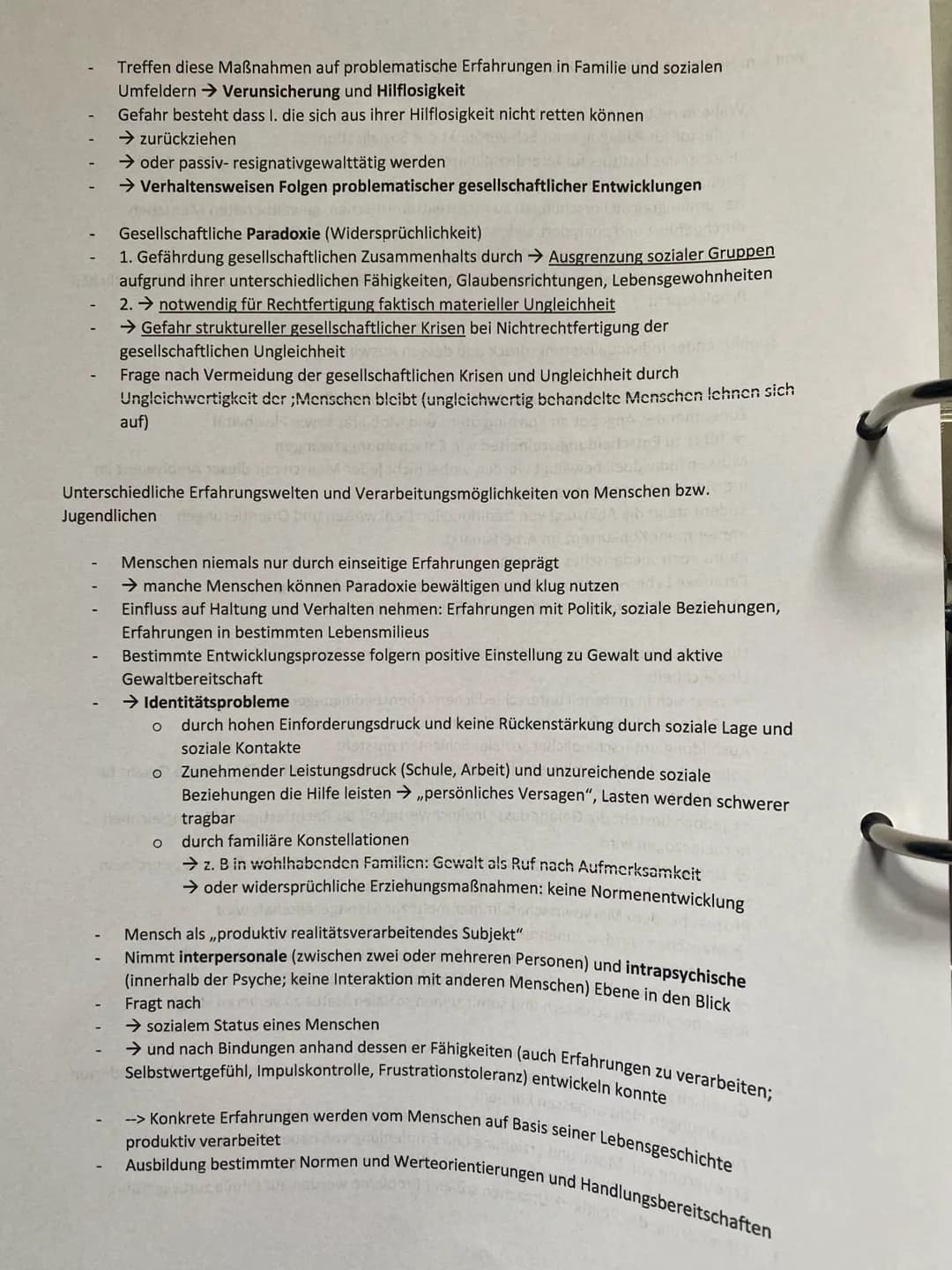 inter-
personale/
Soziale
Ebene
intra-
psychische
Ebene
Handlungs
ebene
Gesellschaftlicher Kontext
Politischer, sozialstruktureller, sozialr