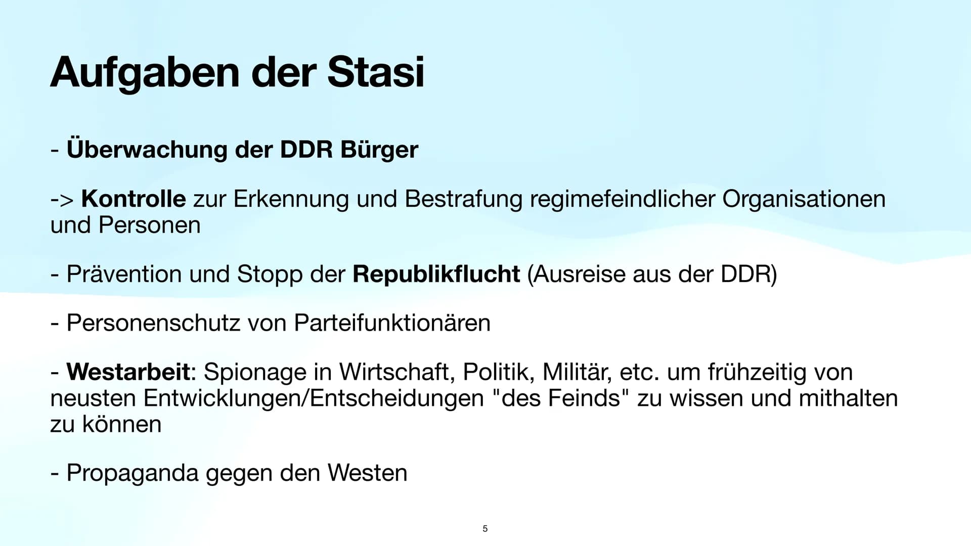 Die Stasi
WIE WEIT DARF EIN GEHEIMDIENST GEHEN?
29.11.2022 1.
Herzlich Willkommen zu meiner Präsentation
Die Stasi - Wie weit darf ein Gehei