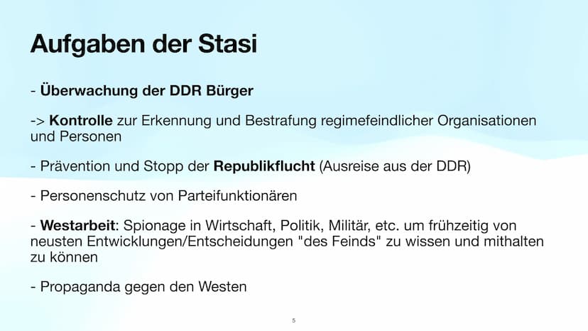 Die Stasi
WIE WEIT DARF EIN GEHEIMDIENST GEHEN?
29.11.2022 1.
Herzlich Willkommen zu meiner Präsentation
Die Stasi - Wie weit darf ein Gehei
