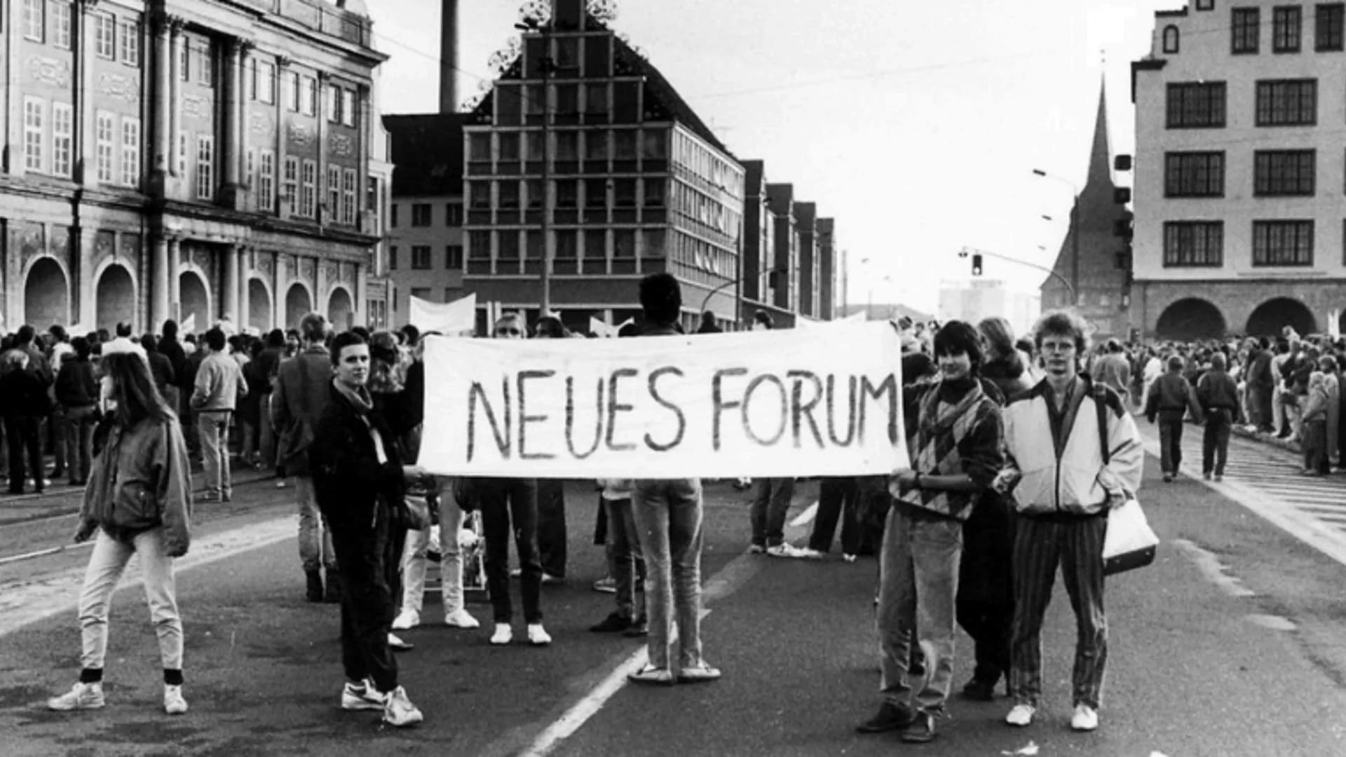 JAH
der DDR
EINEGE
wir erkaren
CSS
Forden
Schulen
PUSSCHAUSPEL
be
Meinungsfreiheit
Demonstrationsrecht
Versammlungsfreiheit
Bürgerrechtsbewe